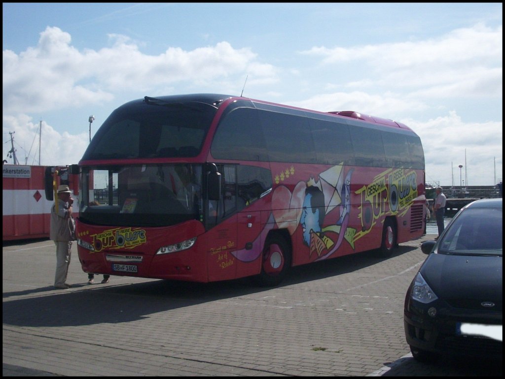 Neoplan Cityliner der Geschw. Bur aus Deutschland im Stadthafen Sassnitz.