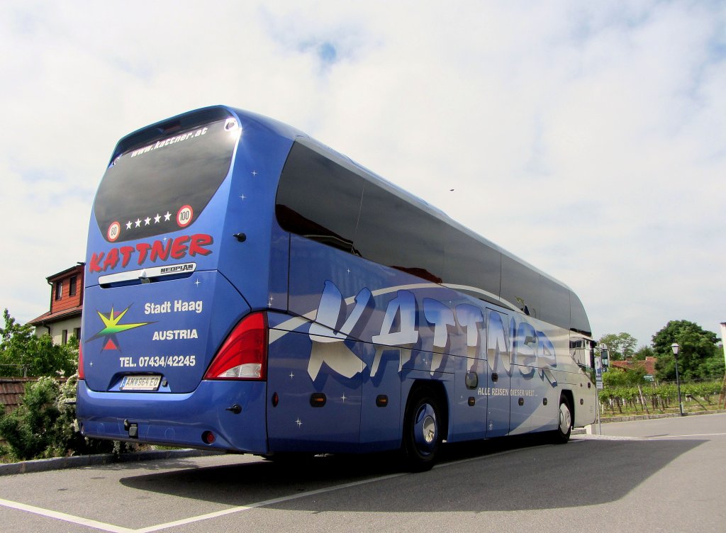 NEOPLAN CITYLINER von KATTNER BUSREISEN aus Niedersterreich am 16.5.2013 in Krems an der Donau.