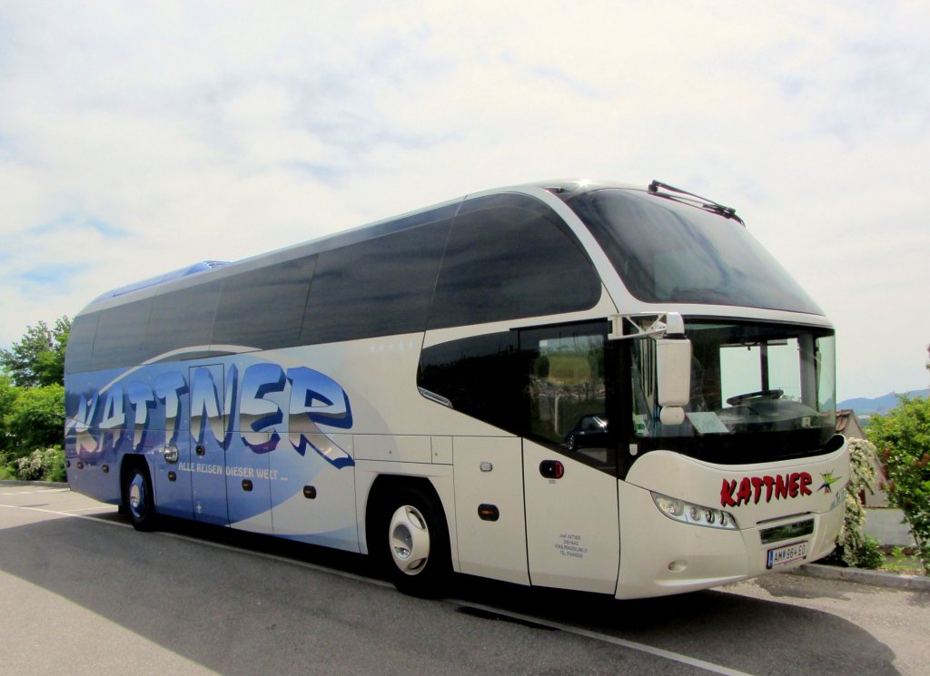 NEOPLAN CITYLINER von KATTNER BUSREISEN aus Niedersterreich am 16.5.2013 in Krems an der Donau.