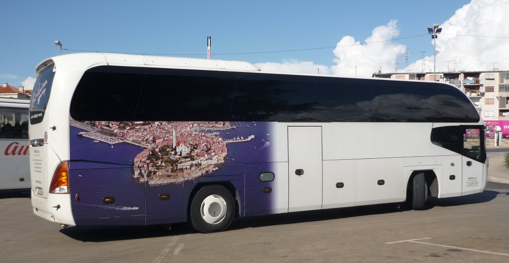 Neoplan -Cityliner in Opatija /Kroatien mit einem schnen Bild auf der Seite, im Okt. 2012