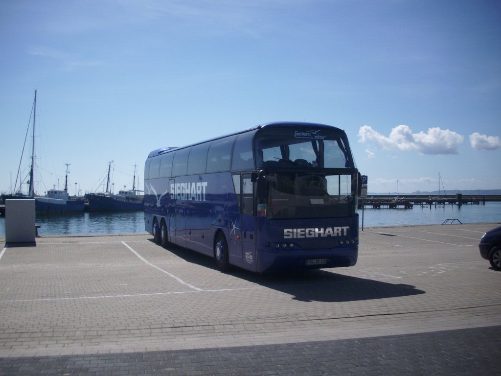 Neoplan Cityliner von Sieghart aus Deutschland im Stadthafen Sassnitz.