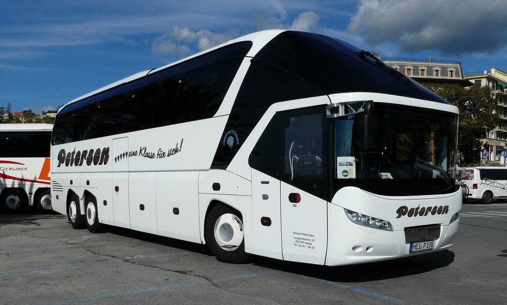 Neoplan Diamantclass des Busunternehmens PETERSON steht im September 2017 in Sanremo