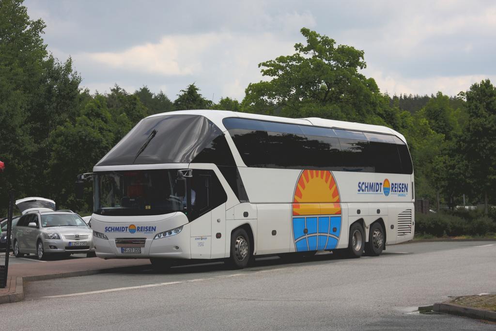 Neoplan der Fa. Schmidt Reisen, Herford
aufgenommen am 8.6.2012 bei Flensburg.