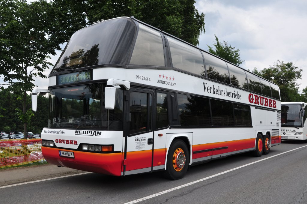 NEOPLAN N-122/3 L von GRUBER Reisen aus sterreich bei der Airpower13 in Zeltweg/28.6.2013.