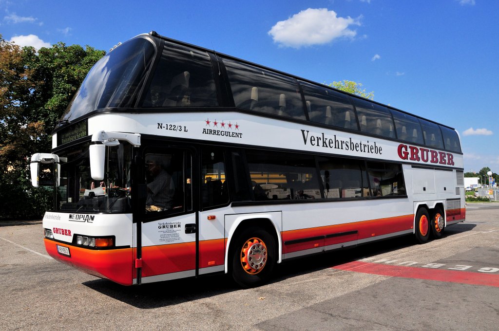 NEOPLAN N-122/3 L Skyliner von den Verkehrsbetrieben GRUBER aus sterreich am 20.7.2013 in Krems.