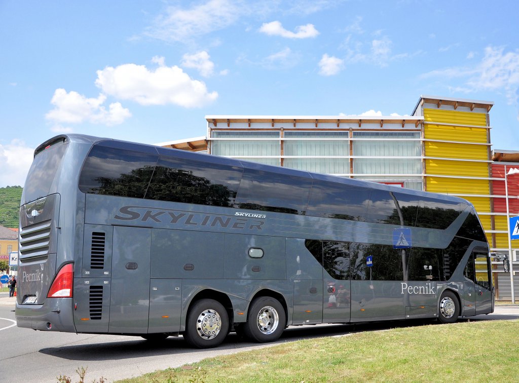 NEOPLAN SKYLINER von PECNIK aus der BRD am 13.7.2013 in Krems an der Donau unterwegs.