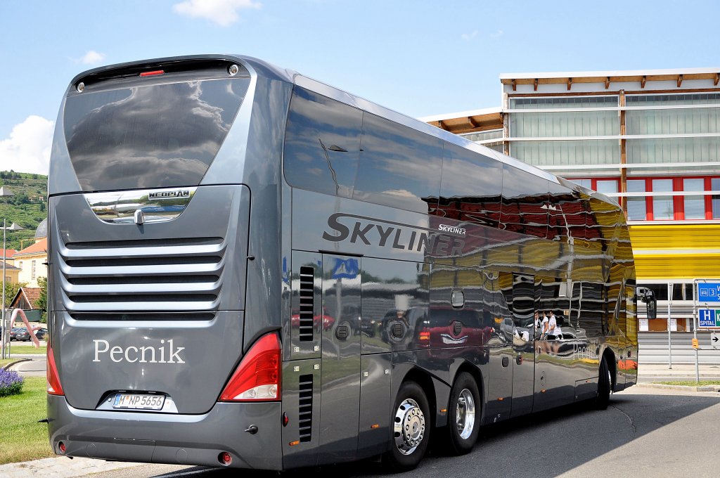 NEOPLAN SKYLINER von PECNIK aus der BRD am 13.7.2013 in Krems an der Donau unterwegs.