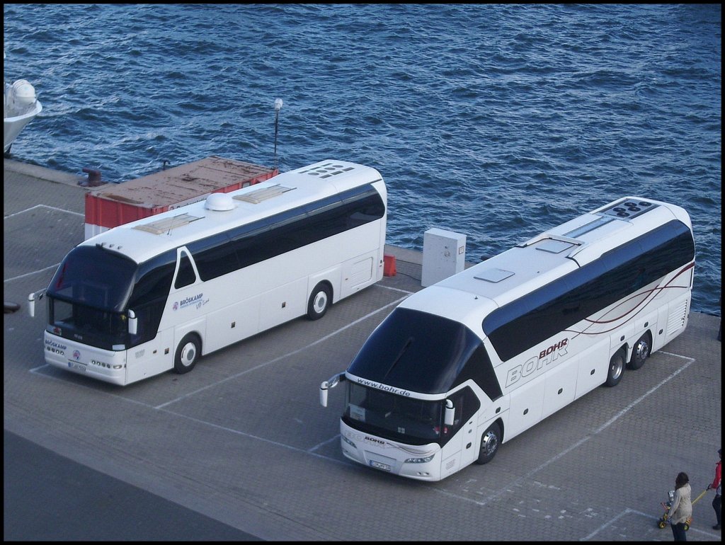 Neoplan Starliner von Brskamp aus Deutschland und Neoplan Starliner von Bohr aus Deutschland im Stadthafen Sassnitz.