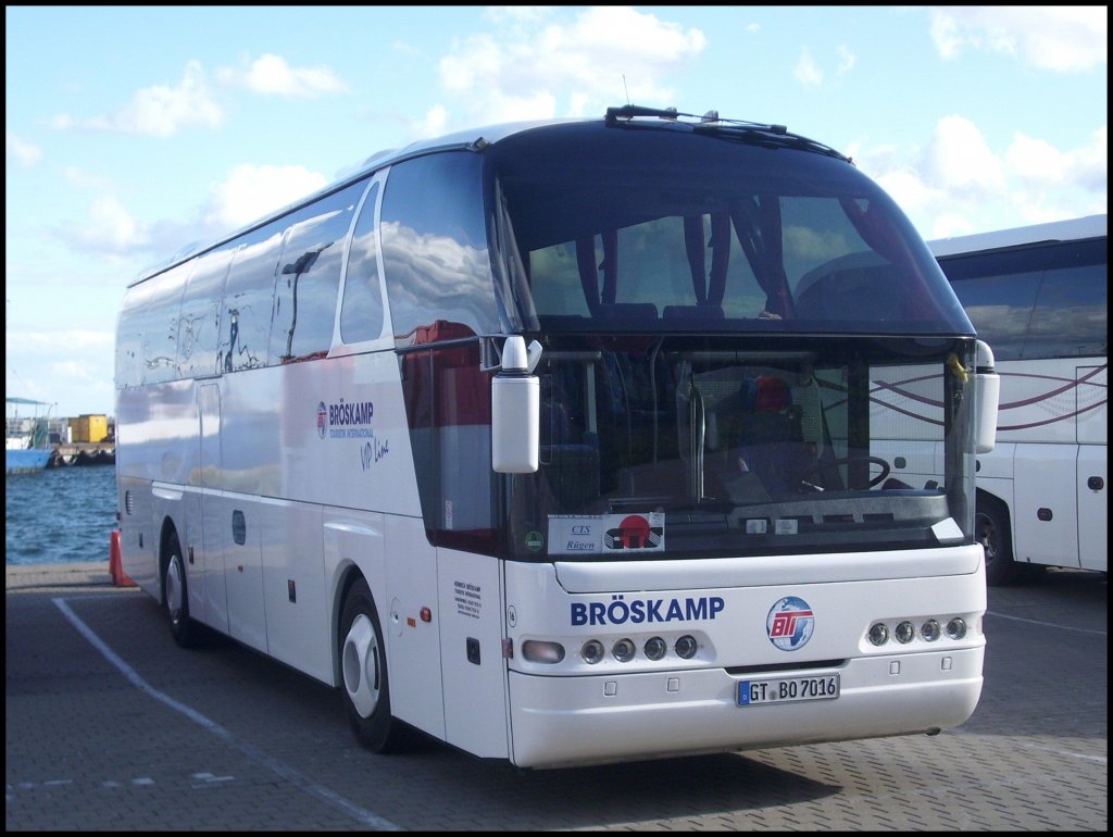 Neoplan Starliner von Brskamp aus Deutschland im Stadthafen Sassnitz.