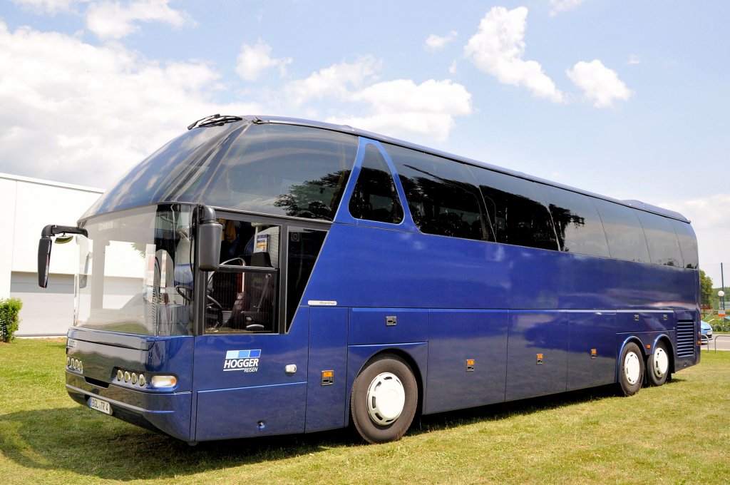 NEOPLAN STARLINER von HOGGER Reisen aus der BRD am 13.7.2013 in Krems.