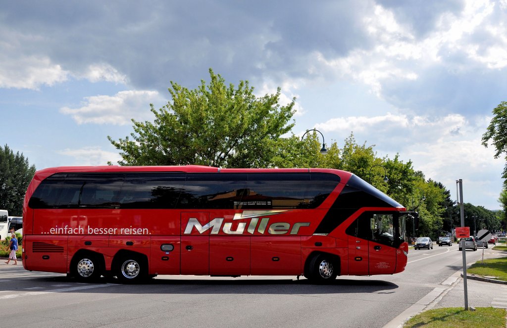 NEOPLAN STARLINER von MLLER Reisen aus der BRD am 13.7.2013 in Krems an der Donau.