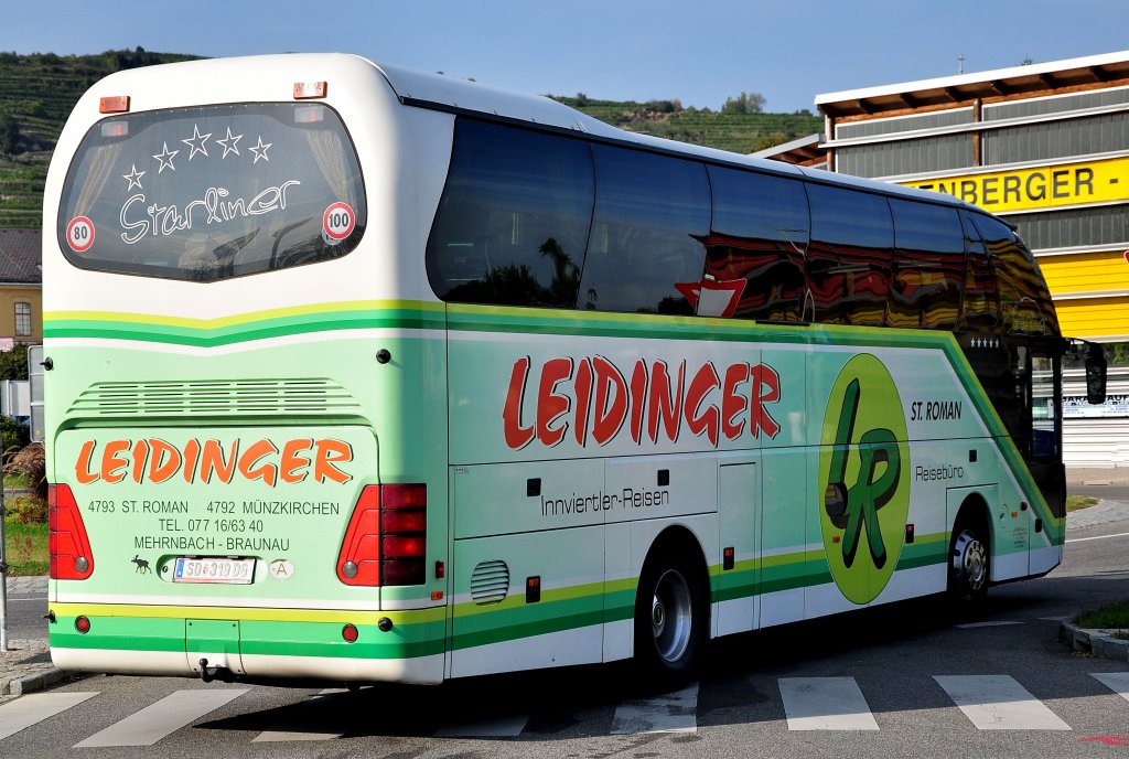 NEOPLAN STARLINER vom Reisebro LEIDINGER aus sterreich am 23.9.2012 in Krems gesehen. 