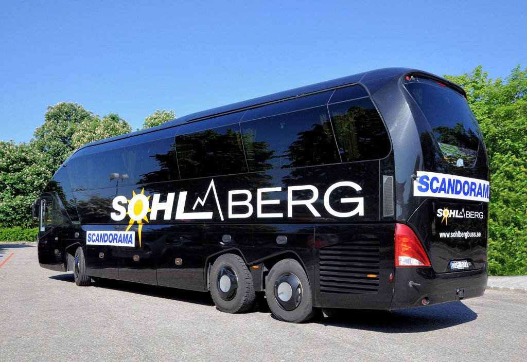 NEOPLAN STARLINER von SOHLBERG aus Schweden am 15.5.2013 in Krems an der Donau.