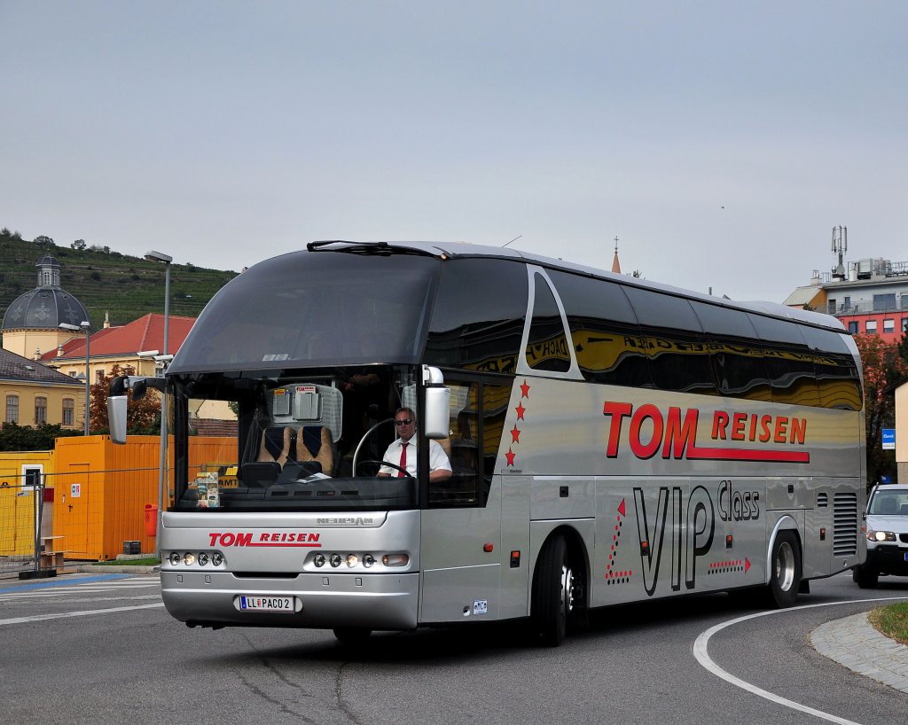 NEOPLAN STARLINER von TOM Reisen aus Obersterreich am 29.9.2012 in Krems gesehen.