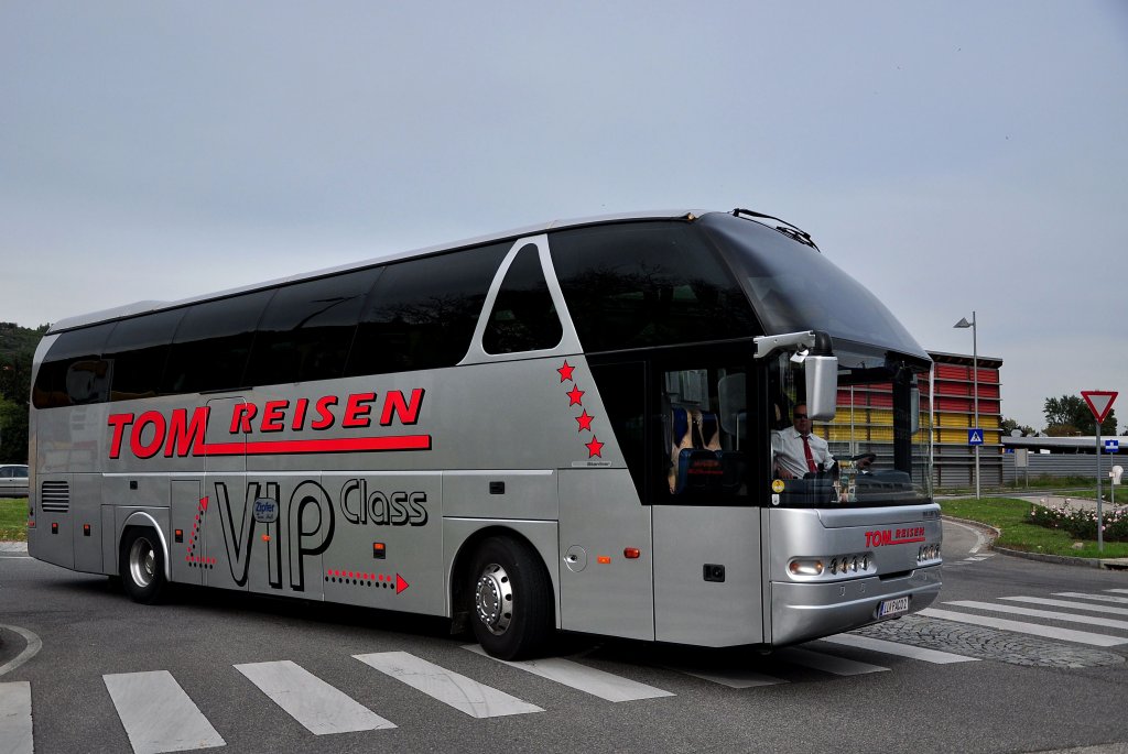 NEOPLAN STARLINER von TOM Reisen aus Obersterreich am 29.9.2012 in Krems gesehen.