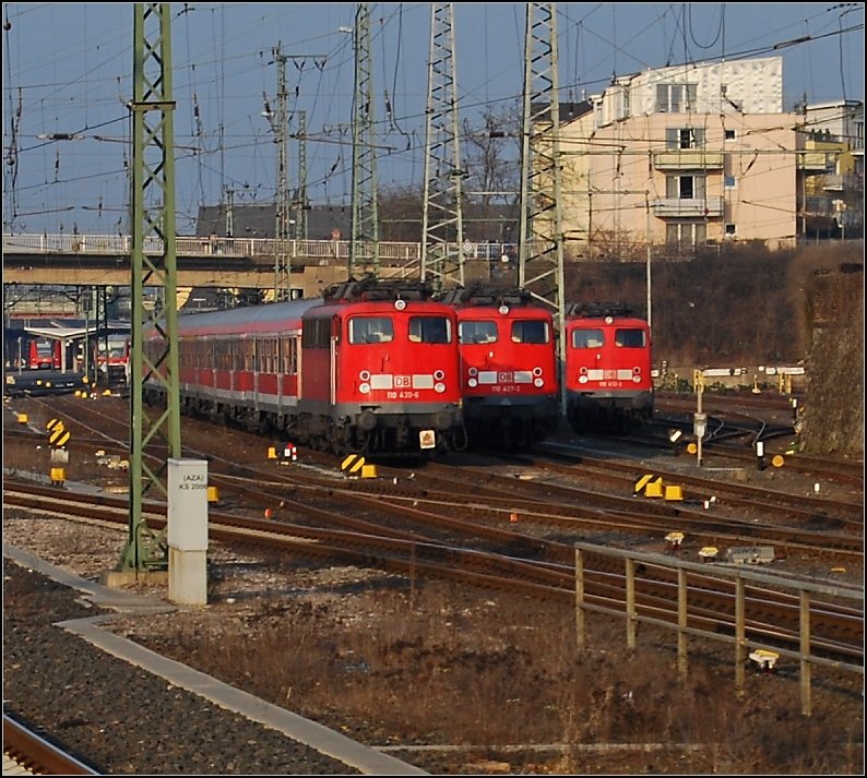 Nicht scharf, aber drei auf einen Streich sind das Zeigen dieses Bildausschnitts schon wert. 110 430-6, 110 427-2 und 110 432-3 (?). Februar 2008 in Gie�en.