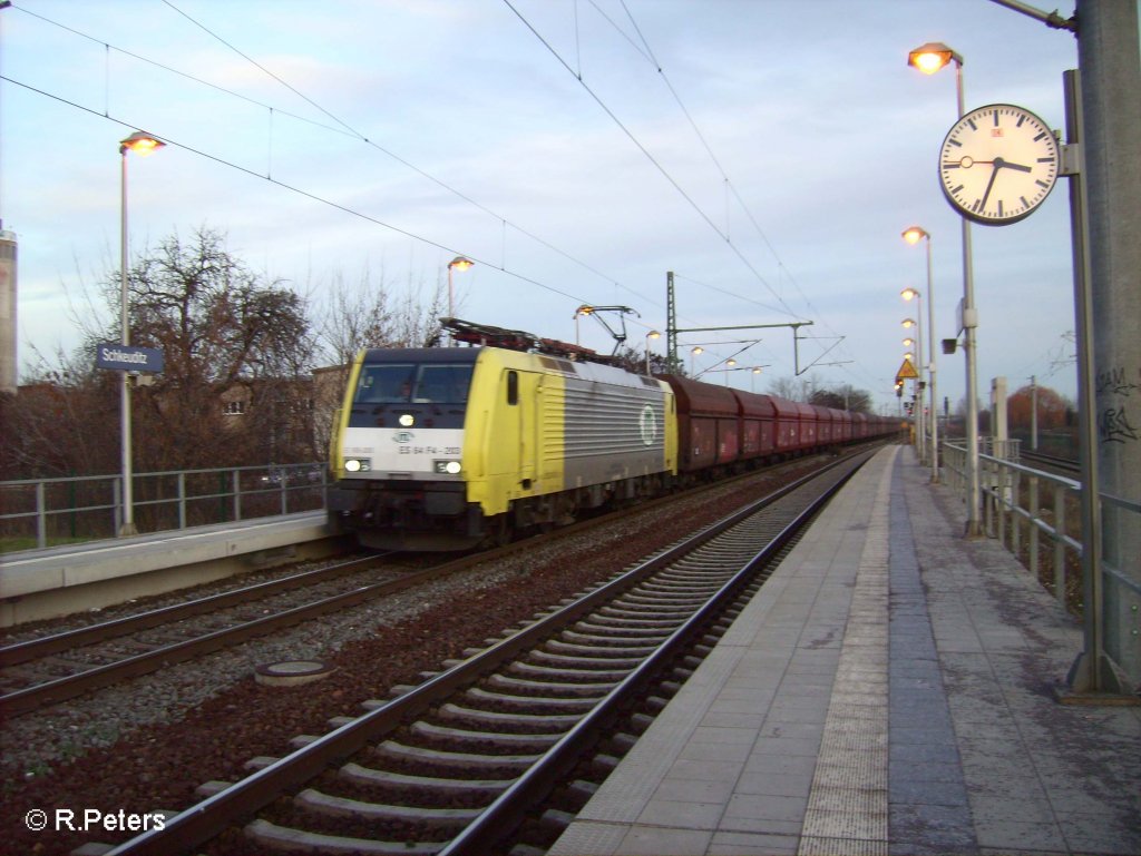 Notschuss von ES64 F4-203 die mit ein Kohlezug durch Schkeuditz f�hrt. 27.12.09