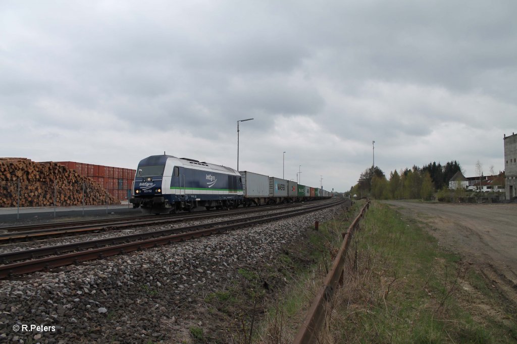 Nun dr�ckt 223 152 den 2. Teil an den schon vorhandenen Teil 1 des Containerzuges 