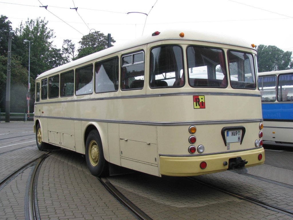 Omnibus Ikarus 630 des ehem. Kraftverkehrs  OstseeTrans , dem Kraftverkehrbetrieb des Ostsee-Bezirks Rostock, hier speziell des Kreis Ribnitz-Damgarten, jetzt Landkreis Nordvorpommern (NVP) anllich 130 Jahre Strba in Rostock [27.08.2011]

