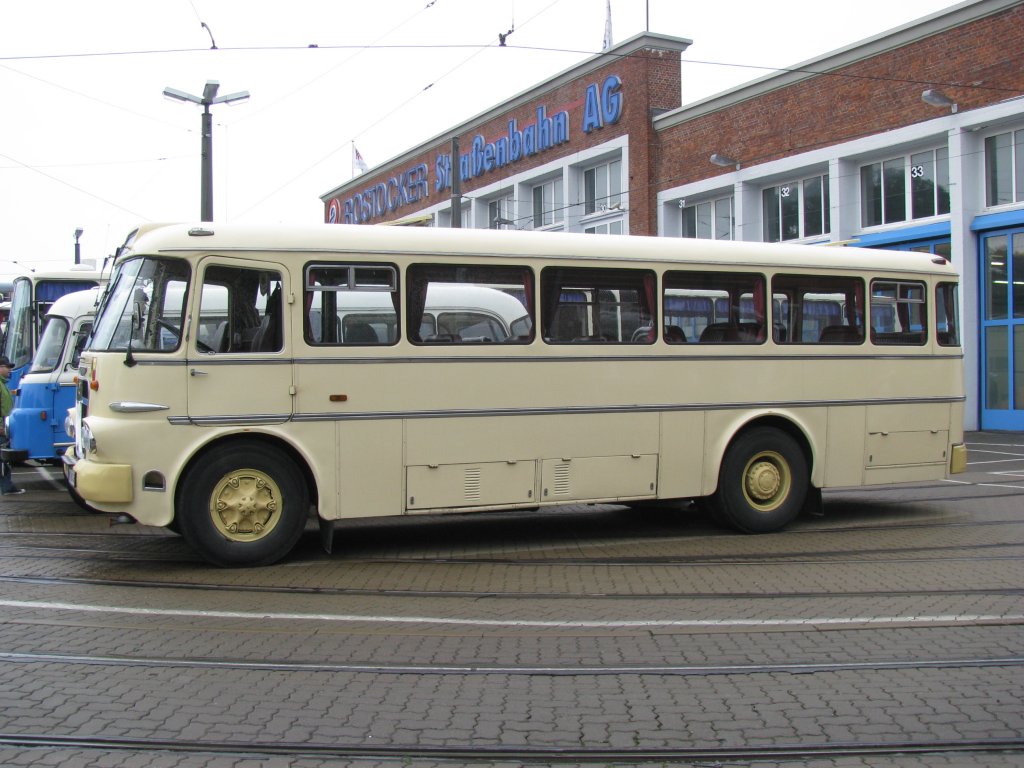 Omnibus Ikarus 630 des ehem. Kraftverkehrs  OstseeTrans , dem Kraftverkehrbetrieb des Ostsee-Bezirks Rostock, hier speziell des Kreis Ribnitz-Damgarten, jetzt Landkreis Nordvorpommern (NVP) anllich 130 Jahre Strba in Rostock [27.08.2011]

