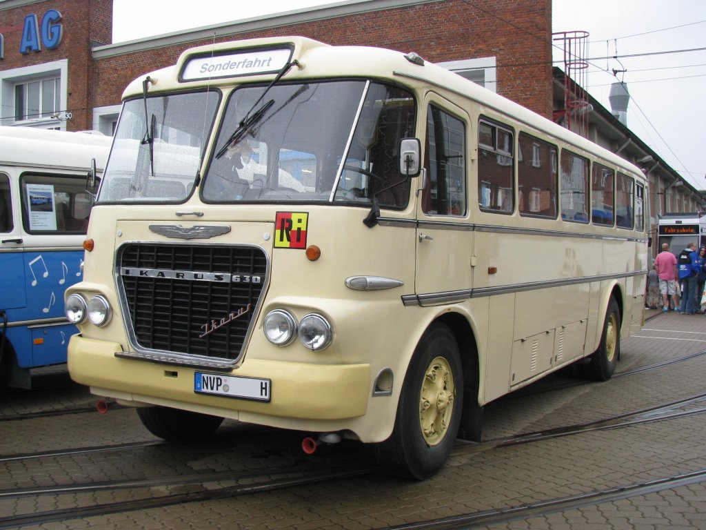 Omnibus Ikarus 630 des ehem. Kraftverkehrs  OstseeTrans , dem Kraftverkehrbetrieb des Ostsee-Bezirks Rostock, hier speziell des Kreis Ribnitz-Damgarten, jetzt Landkreis Nordvorpommern (NVP) anllich 130 Jahre Strba in Rostock [27.08.2011]