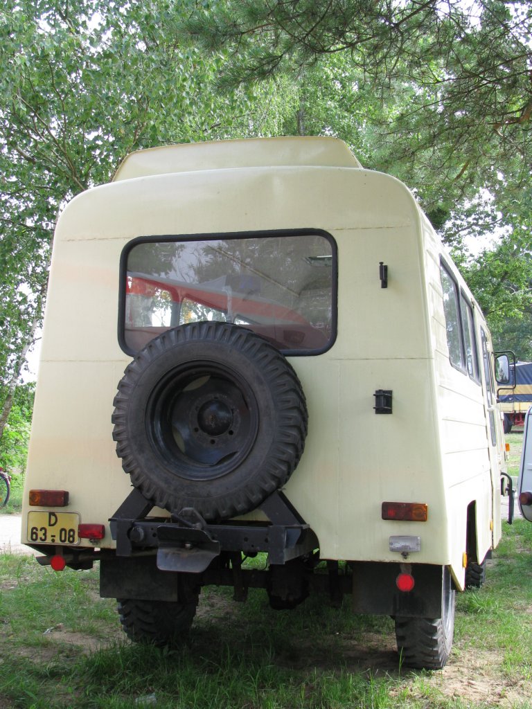 Omnibus ROBUR LD 3001 der ehem. Gesellschaft fr Sport und Technik [GST] aus dem Bezirk Potsdam beim 13. Perleberger Oldtimer- und Militrfahrzeugtreffen, Flugplatz Perleberg [10.07.2011]
