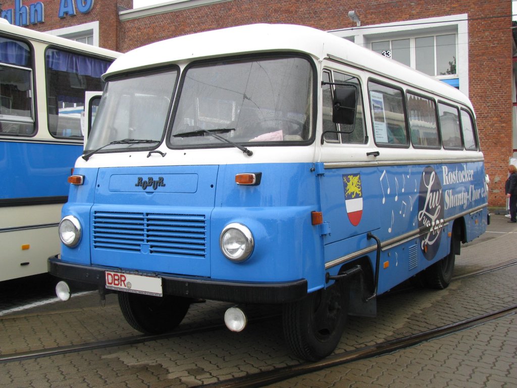 Omnibus ROBUR LO 3001 des Shanty-Cor  Luv & Lee  aus dem Landkreis Bad Doberan (DBR) anl��lich 130 Jahre Strba in Rostock [27.08.2011]
