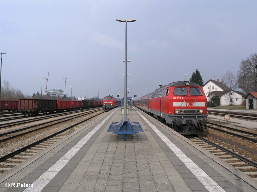 Parallel-Ausfahrt in Buchloe mit 218 472-9 und RE32612 F�ssen und 218 459-6 mit RE32804 Hergatz. 04.04.09

