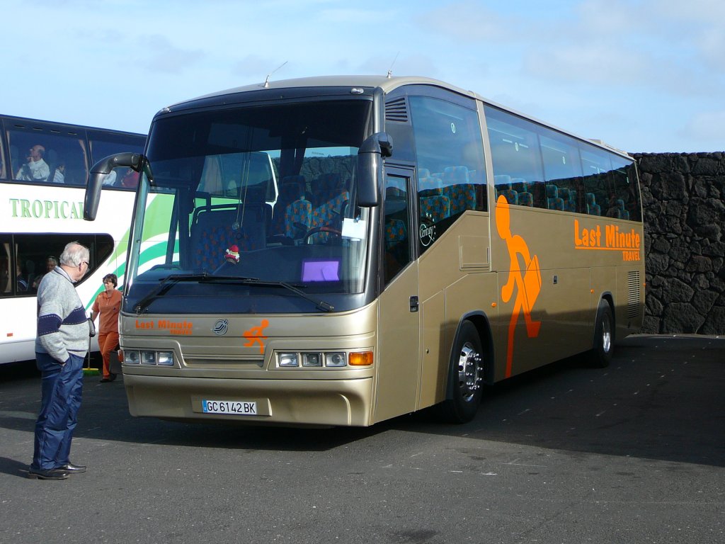 Scania Irizar Century steht auf dem Parkplatz des Nationalparks Timanfaya/Lanzarote im Januar 2010