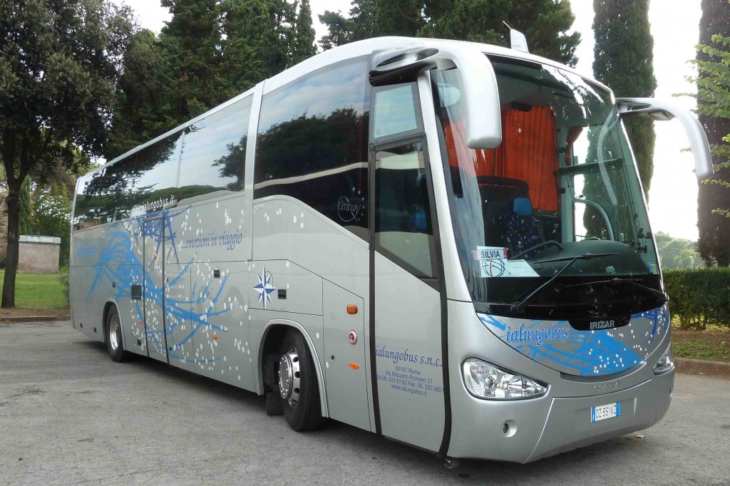 Scania Irizar von  ialungobus  steht auf einem Parkplatz in Rom, Oktober 2010