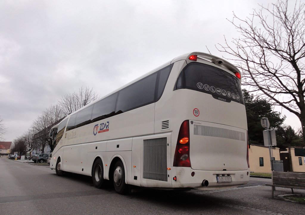 SCANIA IRIZAR von VEGA TOURS aus der CZ im Jnner 2013 in Krems an der Donau.