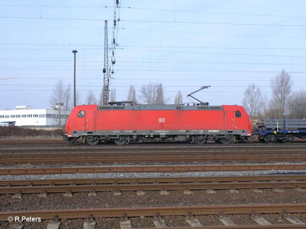 Seitenansicht von 185 362-1 mit gemischten G�terzug in Leipzig Sch�nefeld. 12.03.11
