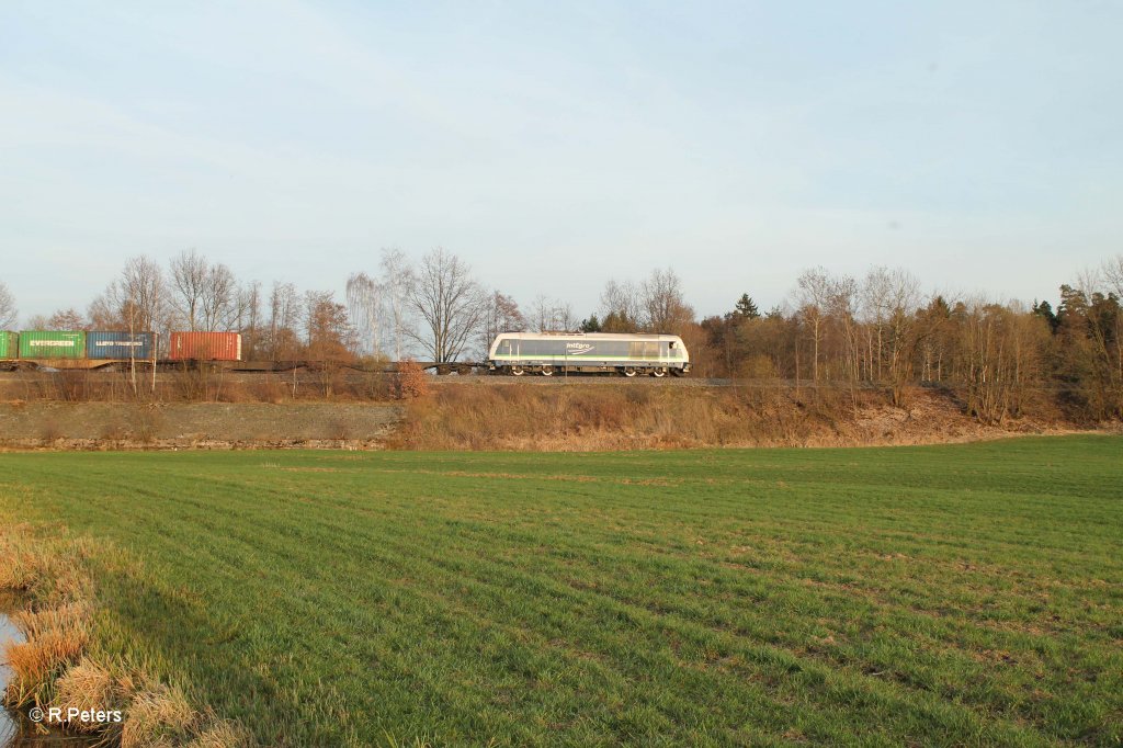 Seitenansicht von 223 152 mit Containerzug s�dlich von Wiesau. 17.04.13