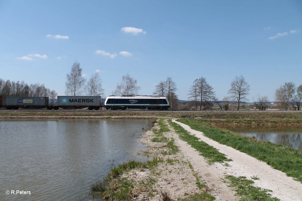 Seitenansicht von 223 152 mit dem Containerzug s�dlich von Wiesau. 24.04.13