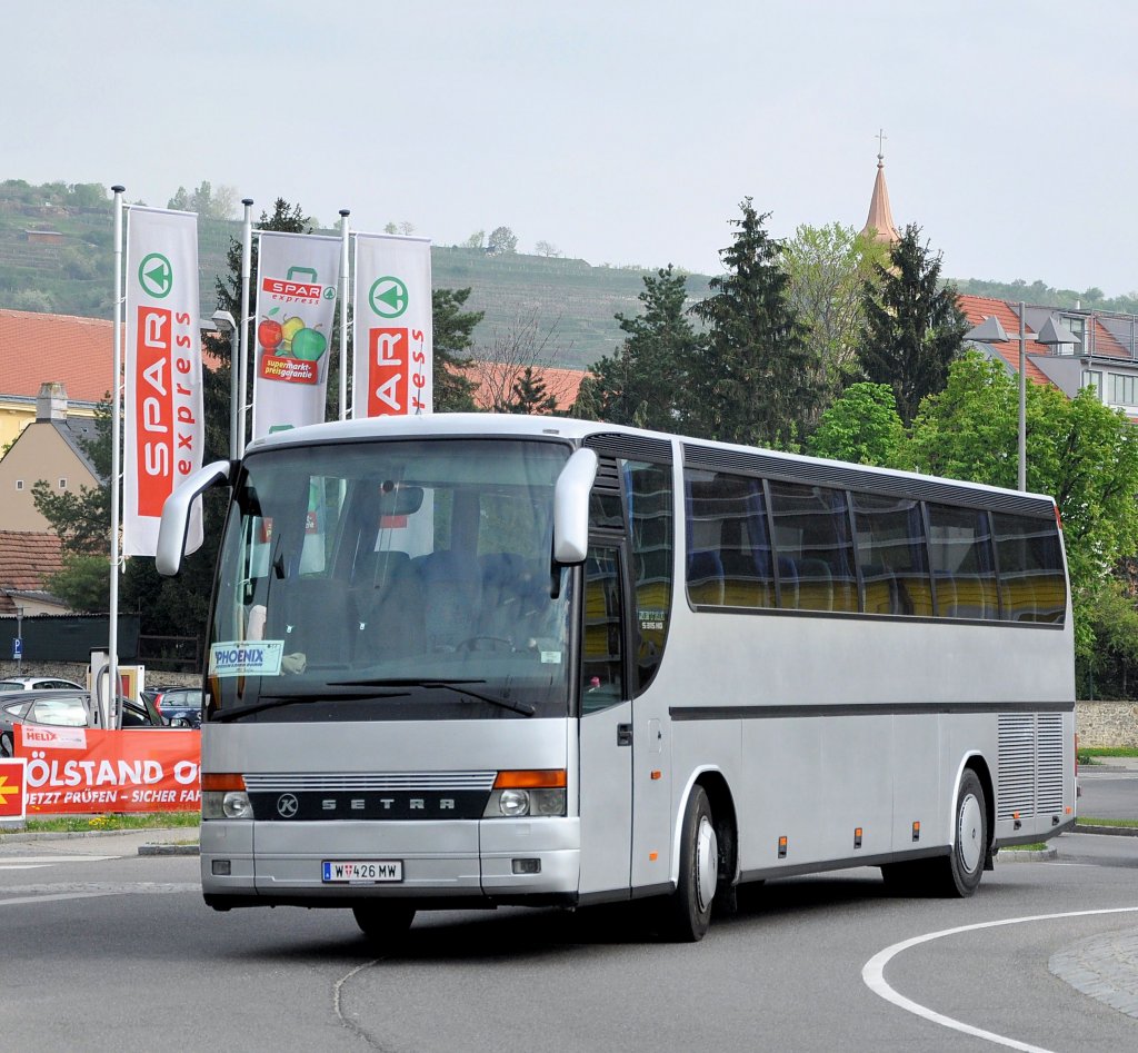 SETRA 315 HD aus Wien,unterwegs fr PHNIX Reisen am 28.4.2013 in Krems gesehen.