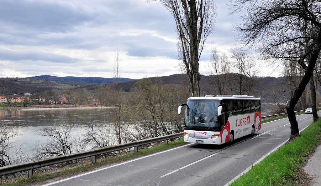 SETRA 400er Serie von RUEFA Reisen aus Wien am 14.4.2013 in der Wachau/Niedersterreich gesehen.