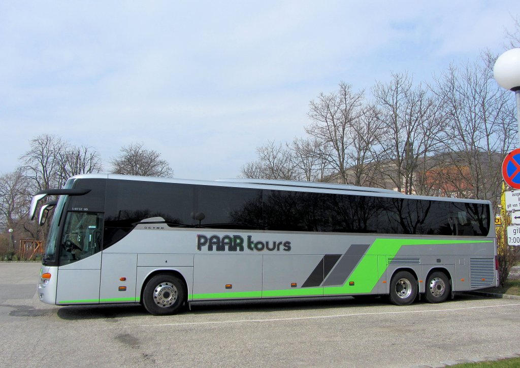 SETRA 417 GT-HD von PAAR-Tours aus Niedersterreich am 9.4.2013 in Krems gesehen.