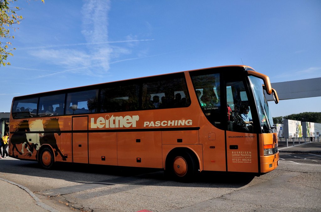 SETRA S315 HDH von LEITNER Reisen aus Obersterreich fhrt am 23.9.2012 durch Krems an der Donau.