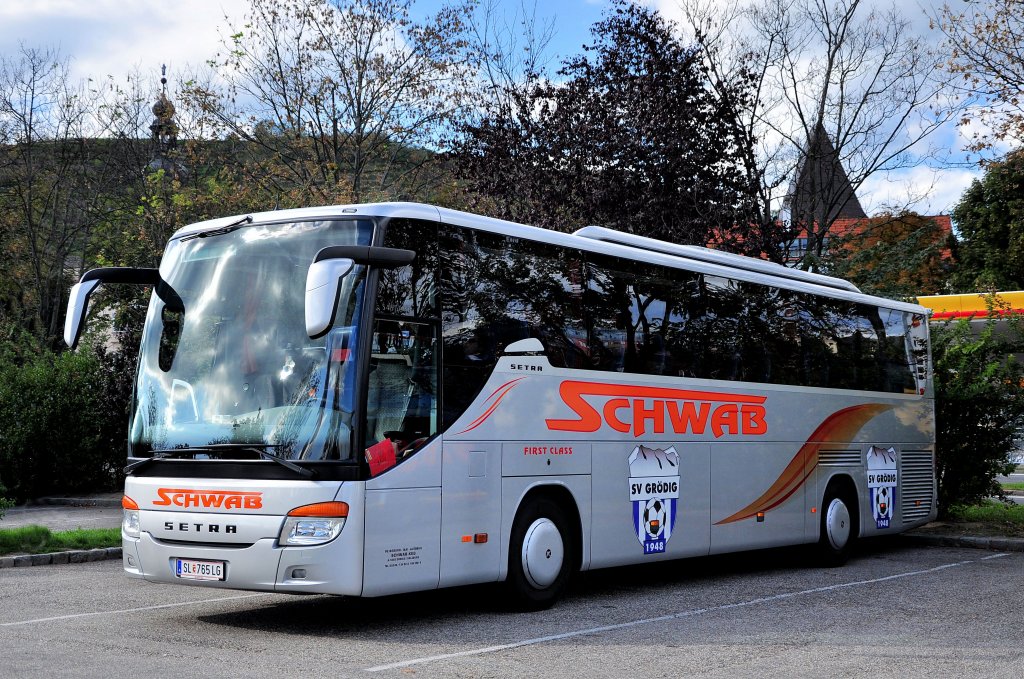 SETRA S415 GT-HD von SCHWAB Reisen aus sterreich am 28.9.2012 in Krems an der Donau unterwegs.