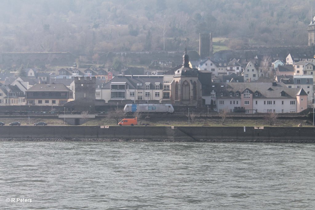 Sichtungsbild von 185 680-6 mit Lecker Technik Werbung und Containerzug in Oberwesel. 08.03.13