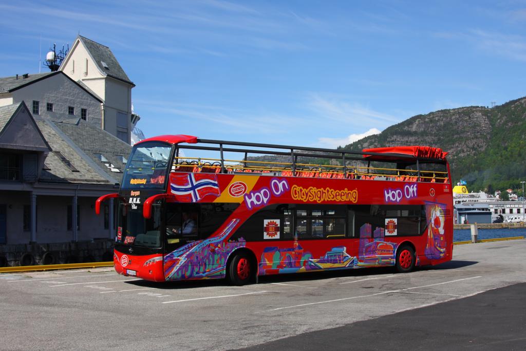 Sightseeing Bus der Marke Scania 
hier am 10.6.2012 in der norwegischen Stadt Bergen.