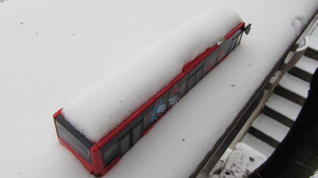 Siku Modellbus versinkt im Schnee.