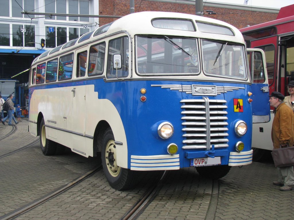 Stadtlinienbus Ikarus 601 des ehem. Kraftverkehrs des Ostsee-Bezirks Rostock  OstseeTrans , Kreis Ahlbeck, hier aus dem Landkreis Ostvorpommern (OVP) anllich 130 Jahre Strba in Rostock [27.08.2011]