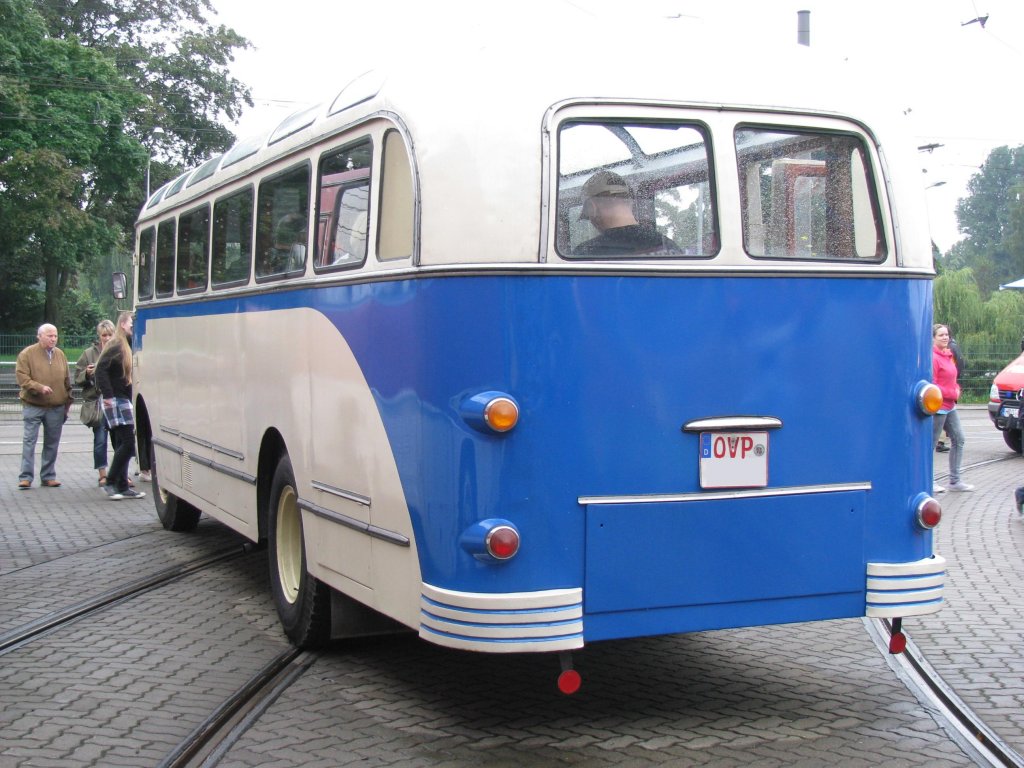 Stadtlinienbus Ikarus 601 des ehem. Kraftverkehrs des Ostsee-Bezirks Rostock  OstseeTrans , Kreis Ahlbeck, hier aus dem Landkreis Ostvorpommern (OVP) anllich 130 Jahre Strba in Rostock [27.08.2011]