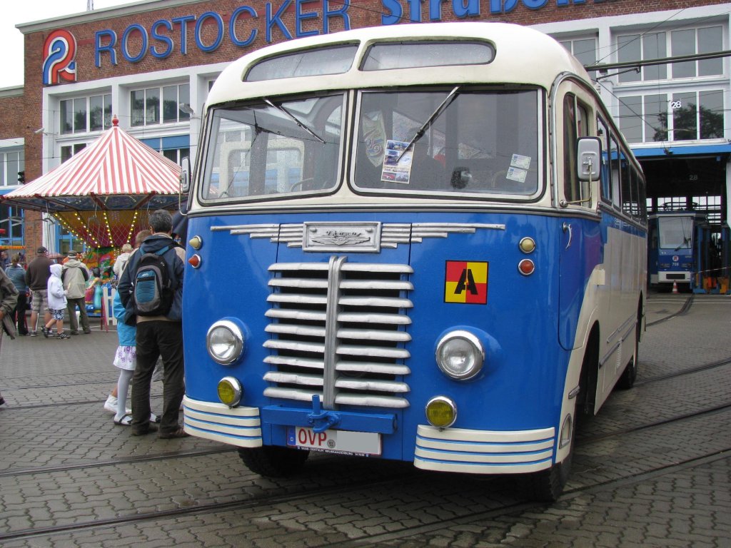 Stadtlinienbus Ikarus 601 des ehem. Kraftverkehrs des Ostsee-Bezirks Rostock  OstseeTrans , Kreis Ahlbeck, hier aus dem Landkreis Ostvorpommern (OVP) anllich 130 Jahre Strba in Rostock [27.08.2011]