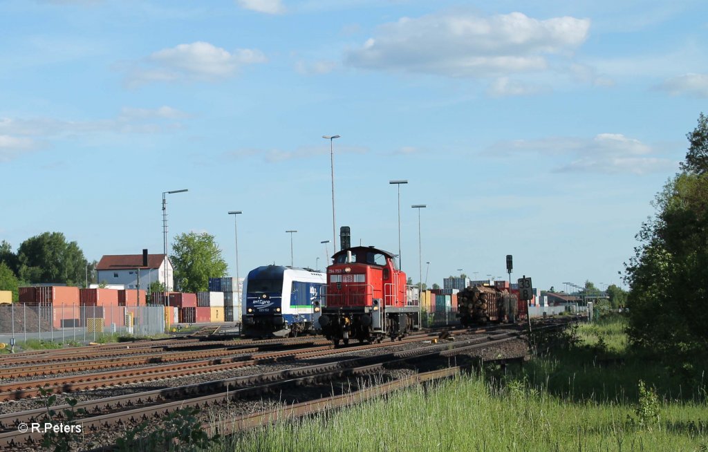 Treffen von 2 verschiedenen Holztransportz�gen.... 223 152 mit Container im ATW und 294 753-9 beim Umsetzen von �bergabezug 56960 Marktredwitz - ATW Wiesau. 05.06.13