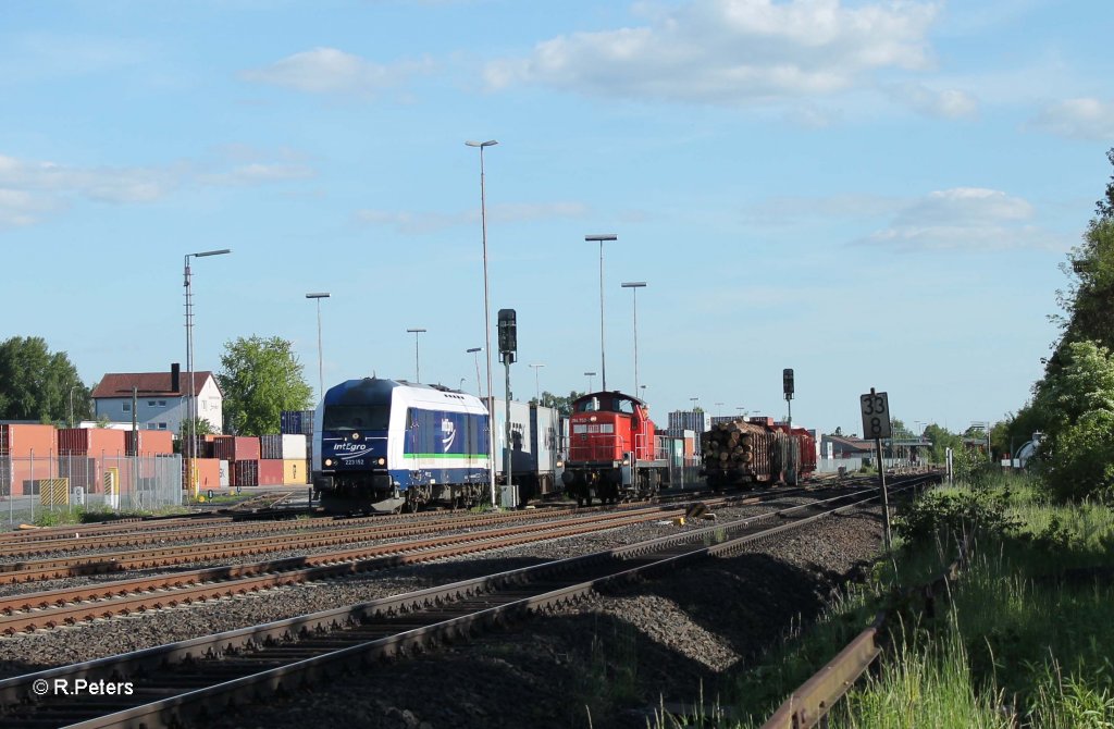 Treffen von 2 verschiedenen Holztransportz�gen.... 223 152 mit Container im ATW und 294 753-9 beim Umsetzen von �bergabezug 56960 Marktredwitz - ATW Wiesau. 05.06.13
