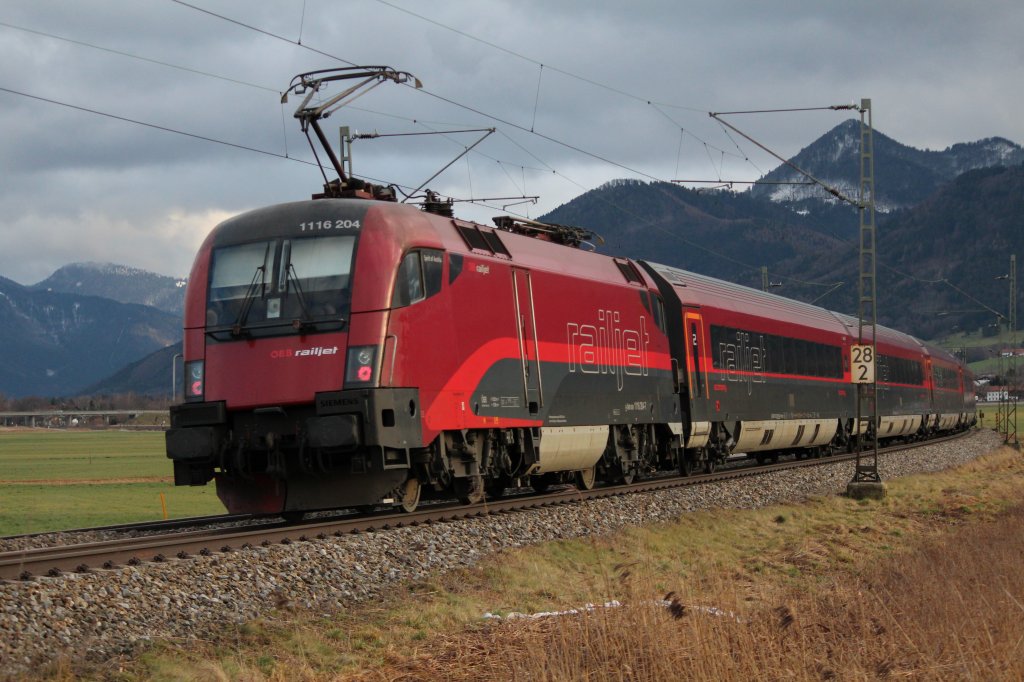 Unser 500. eingestelltes Foto zeigt 1116 204 am Zugende eines Railjets auf dem
Weg nach Salzburg. Aufgenommen am 4. Januar 2012 zwischen Prien und Bernau.
Gleichzeitig ist dies unser erstes Bild mit unserer neuen Kamera.