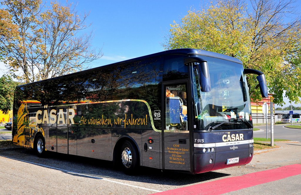 VAN HOOL T915 ALICRON von CSAR Reisen aus Wien im September 202 in Krems an der Donau.