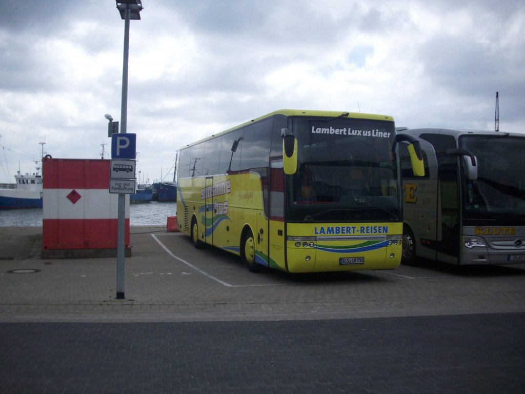 Van Hool T915 von Lambert-Reisen aus Deutschland im Stadthafen Sassnitz.